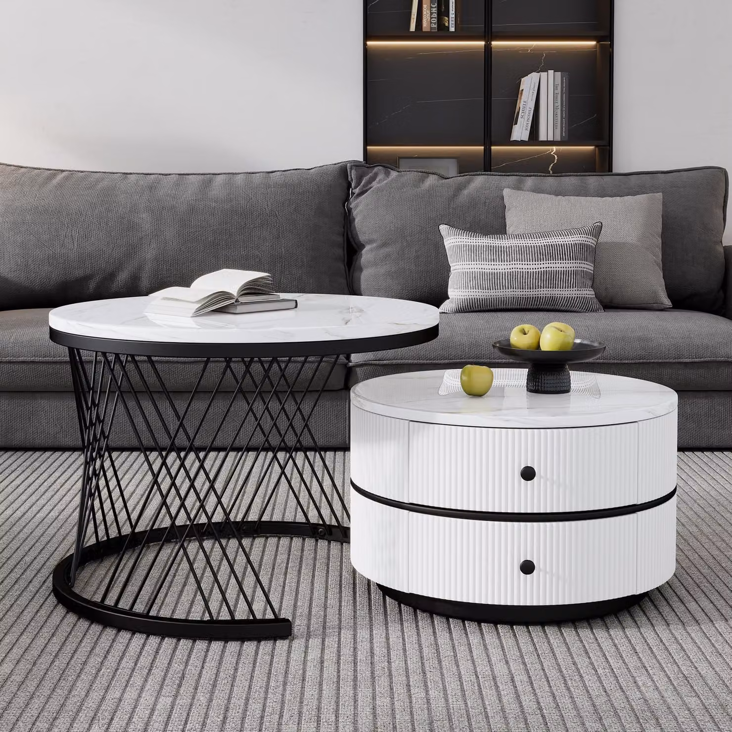 Tavolino da salotto componibile, composto da due elementi: uno rotondo di 60x60x46 cm e uno rotondo di 50x50x31 cm. Realizzato in MDF al 100%, con finiture in plastica, colore bianco, dotato di 2 cassetti e con un aspetto lucido che ricorda il marmo