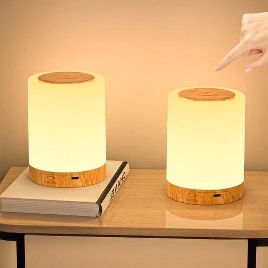 Lampada da Tavolo LED Ricaricabile Bianca con Base in Legno e Controllo Touch Regolabile per Camera da Letto o Sala da Pranzo