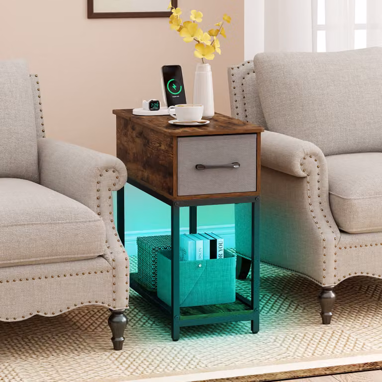 Tavolino laterale stretto Costway in stile industriale con stazione di ricarica, luci LED e cassetto in tessuto, colore marrone