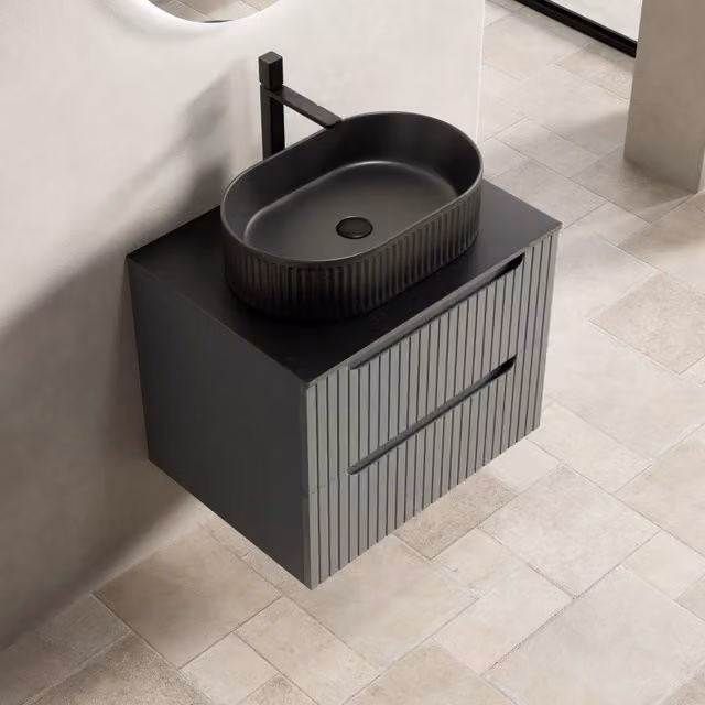 Mobile lavabo sospeso 60 cm con lavandino ovale nero, piano in pietra sinterizzata nera, mobile in compensato striato con 2 cassetti, preassemblato, grigio scuro