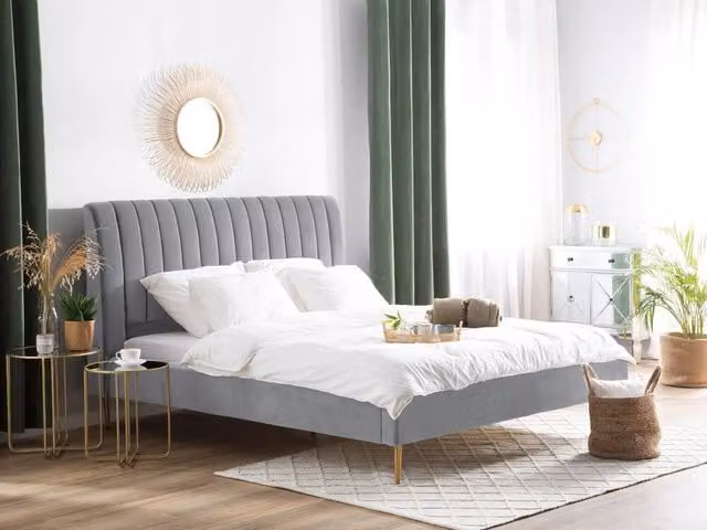 Letto imbottito Beliani in velluto grigio e oro con testiera alta e rete a doghe in legno L/P: 180 x 200 cm – 1