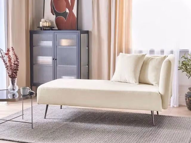 Chaise Lounge BELIANI in bouclé bianco con cuscini decorativi, design moderno, lato destro, L/P/H: 156 x 77 x 75 cm – 1