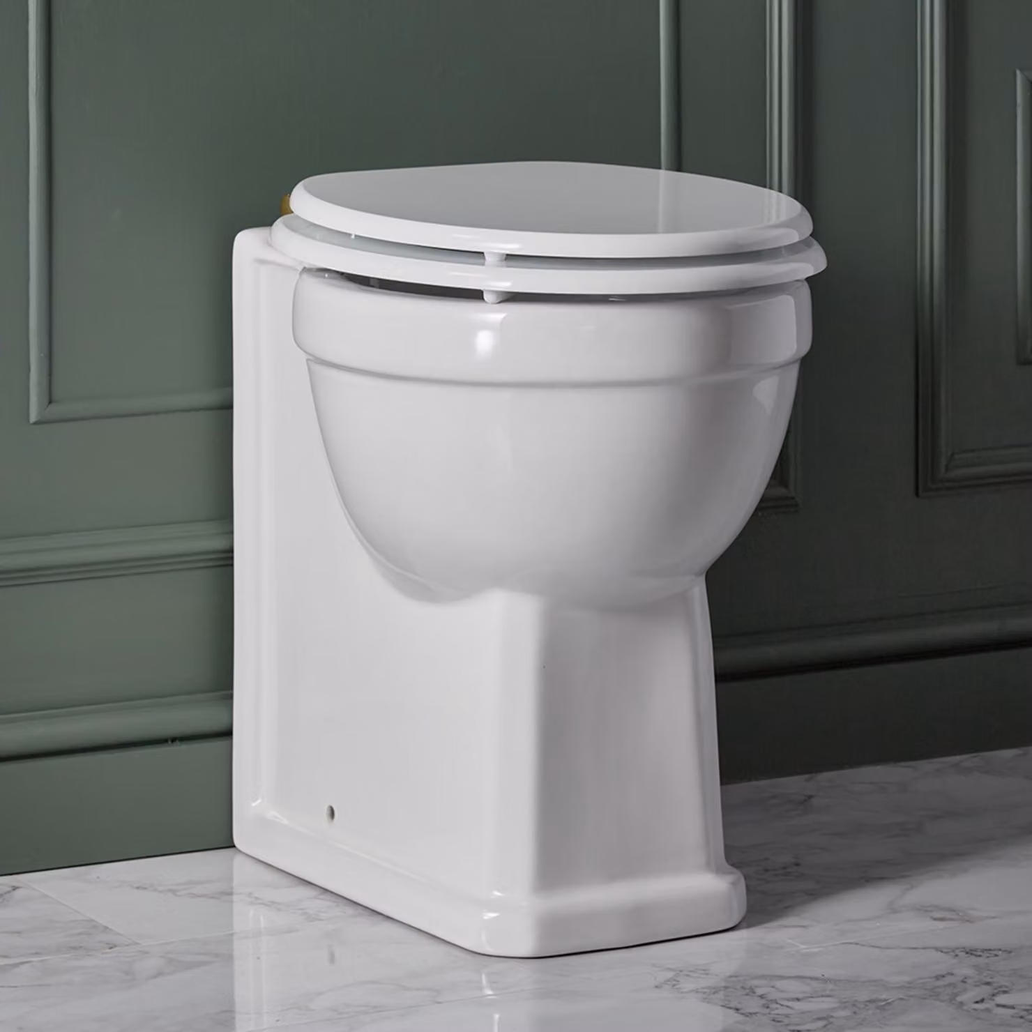 Sanitario Filoparete Tradizionale Sedile Rovere E Cerniere Oro Spazzolato – Richmond