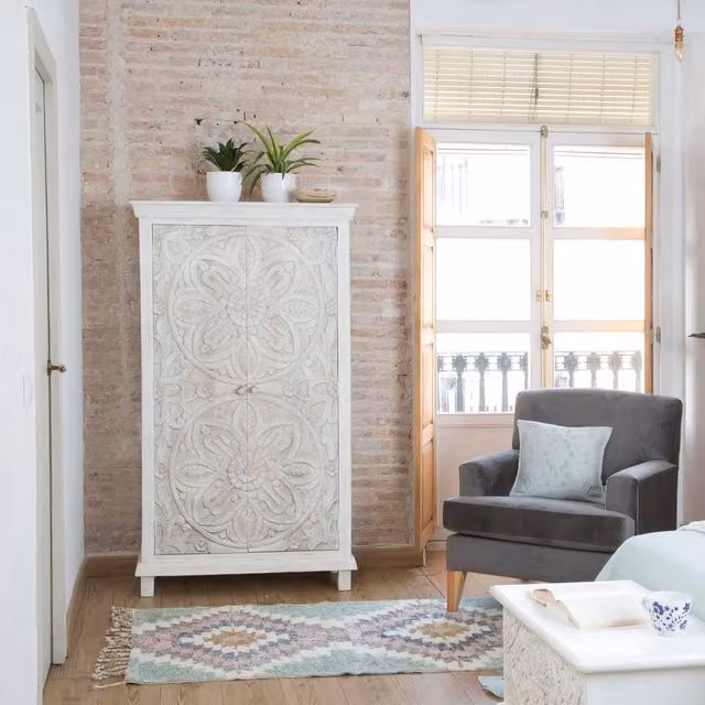 Vetrina Banak in legno di mango bianco con ante in vetro e decorazioni floreali H: 165 cm, L: 95 cm, P: 42 cm