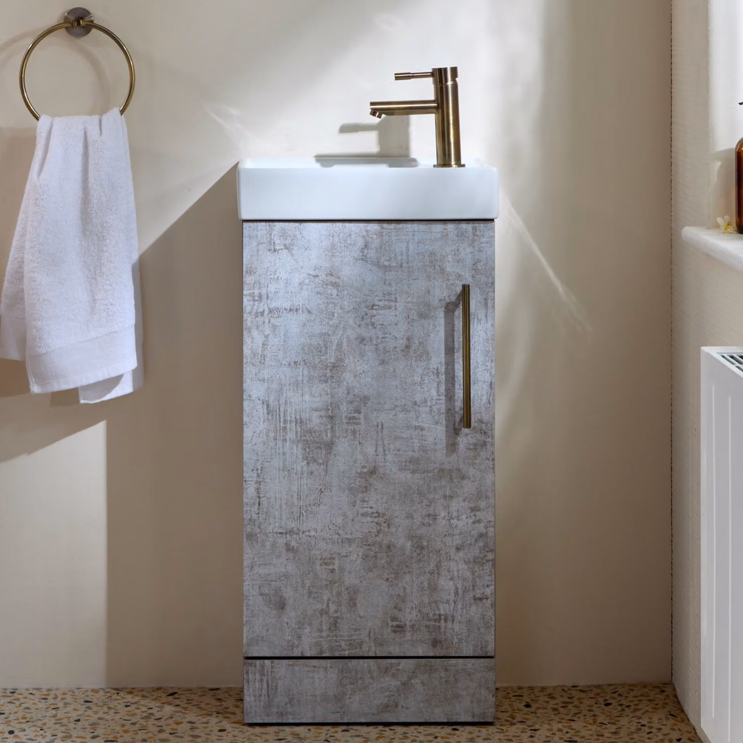 Mobile Bagno a Terra Grigio Cemento da 400mm con Lavabo e Maniglia con Barra a T in Ottone Spazzolato - Cluo