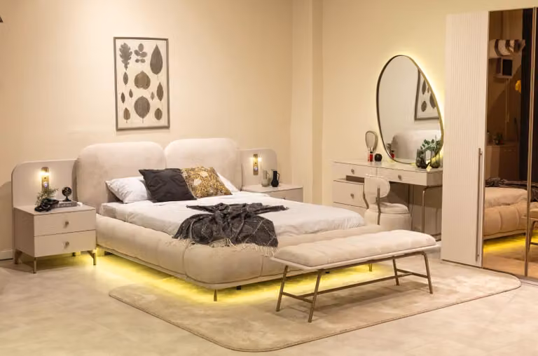 Set per camera da letto: letto, angolo trucco, panca da letto. Design moderno, colori chiari, stile lussuoso