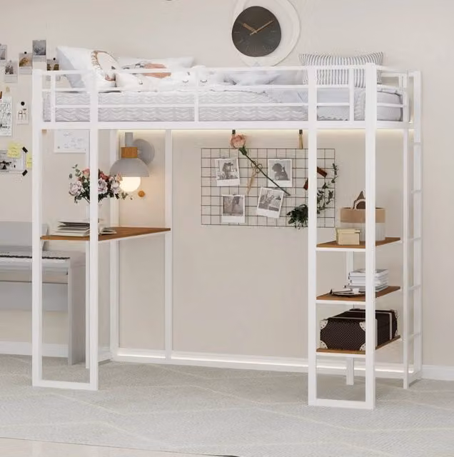 Letto a soppalco in ferro bianco con scrivania e scale su entrambi i lati