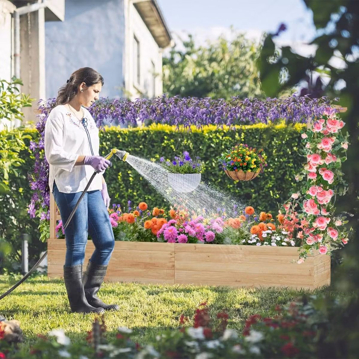 Costway Letto da giardino rialzato in legno di abete con traliccio laterale e tetto pensile, colore marrone naturale