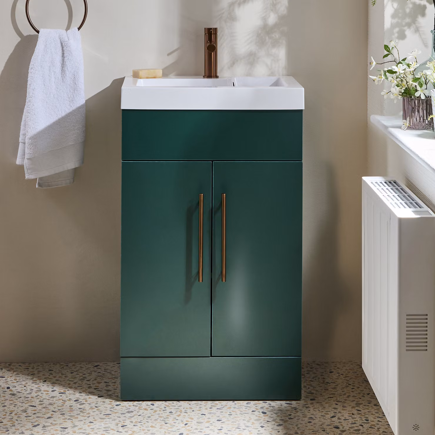 Mobile Bagno a Terra Verde Scuro da 500mm con Lavabo e Maniglie con Barra a T in Rame Satinato - Cluo
