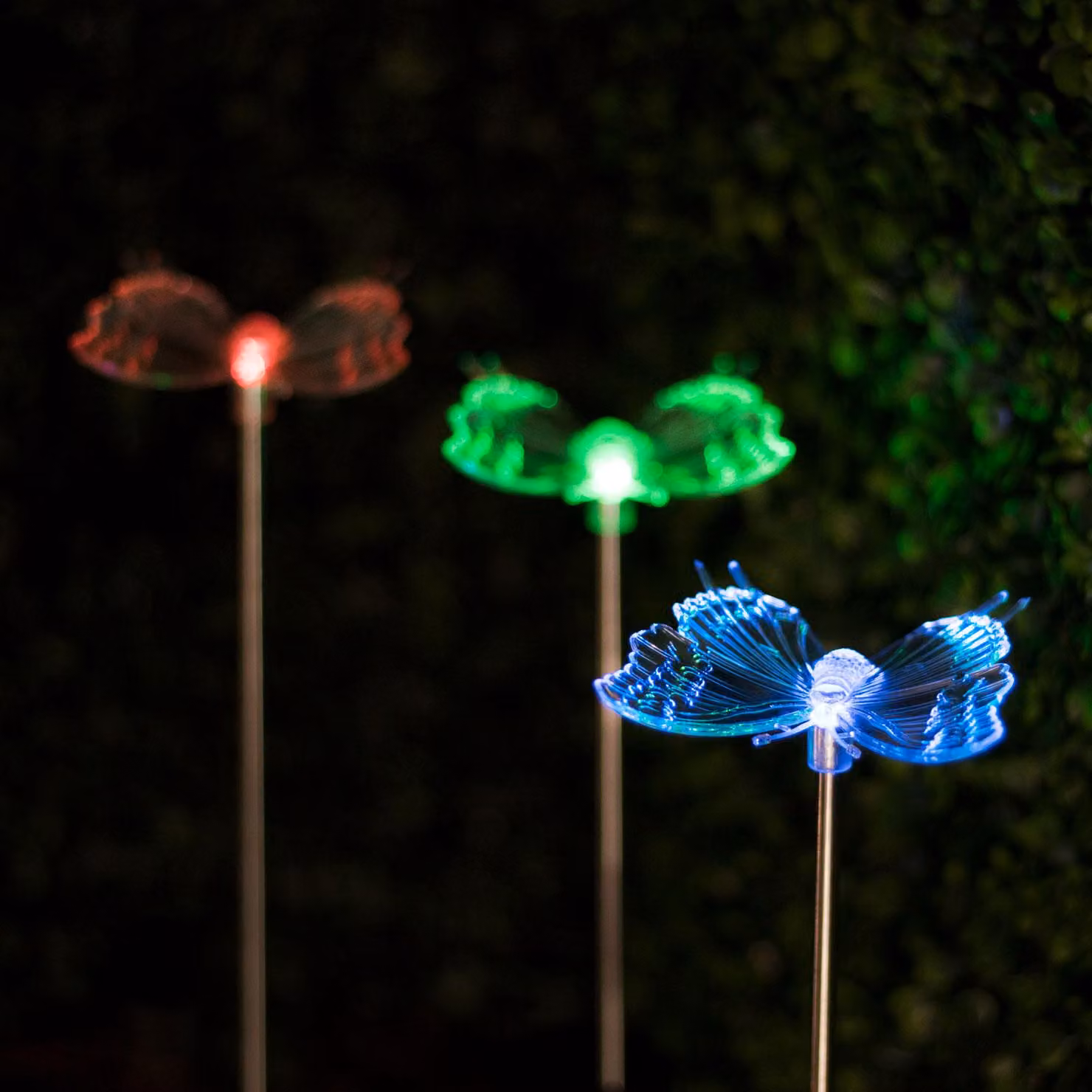 1x lampada da giardino solare a LED con energia solare - Lampada decorativa a forma di farfalla per esterni - LED RGB - altezza 43,5 cm - con picchetto - accensione/spegnimento automatico - illuminazione d'atmosfera per giardini e vialetti [11393]