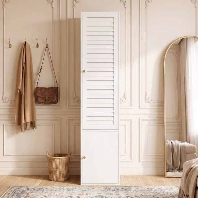 Armadio alto 45 x 50 x 200 cm; 1 anta a lamelle; 1 asta appendiabiti; 3 scomparti contenitore; design moderno