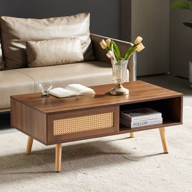 Tavolino da salotto ULEVR 105x55x40 cm con anta scorrevole in rattan e gambe in legno massello, marrone