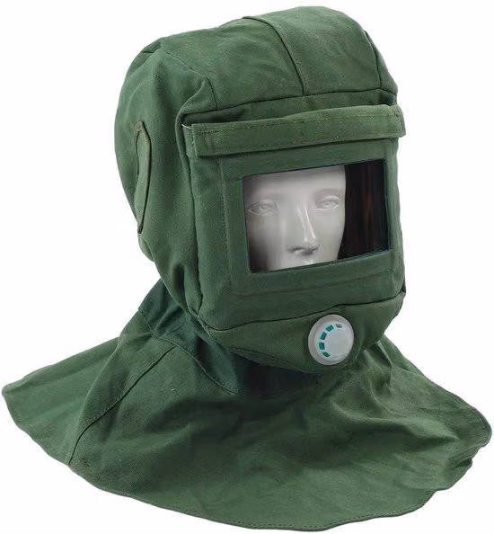 Maschera protettiva per sabbiatura e levigatura, realizzata con tessuto resistente al calore, che offre protezione da vento e polvere, ideale per lavori di sabbiatura e levigatura, con rivestimento in tela