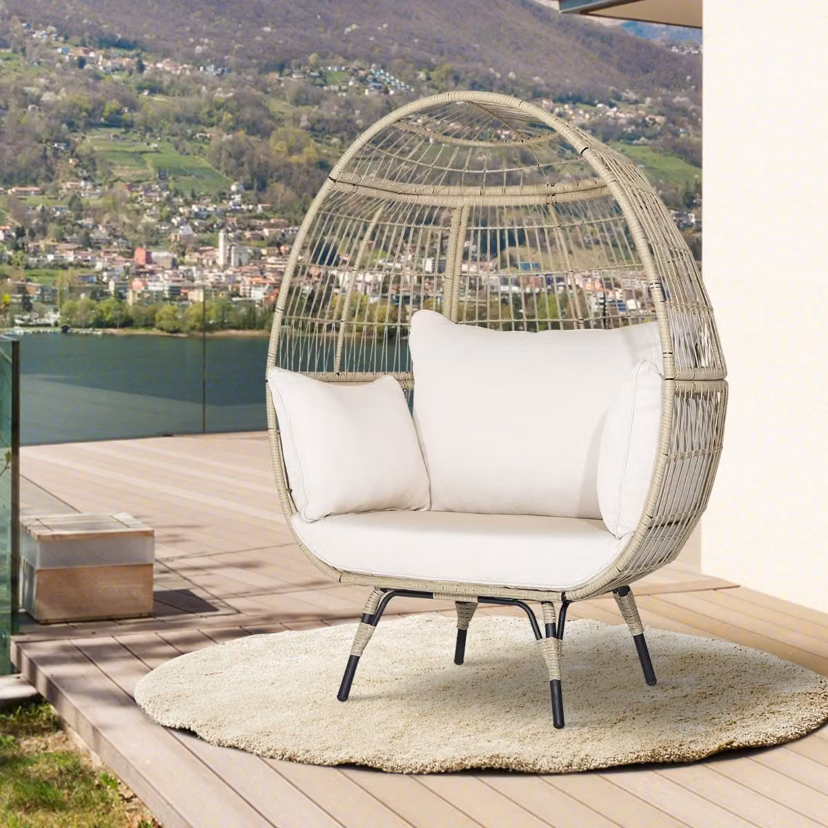 Poltrona a uovo Costway in rattan con 4 cuscini e struttura in metallo, ideale per giardino e terrazzo, colore beige e bianco