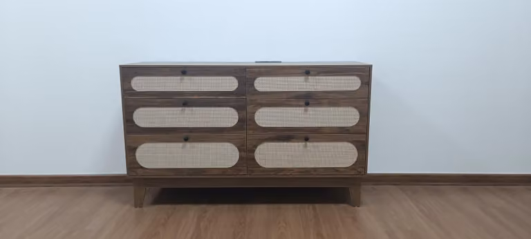 Comodino con cassetti, mobiletto laterale, versatile, capiente, colore noce naturale, realizzato in tecnorattan resistente alle intemperie