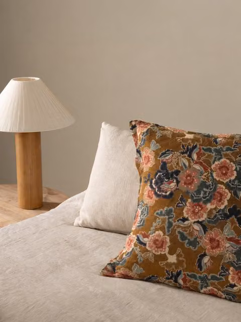 Cuscino quadrato Fleuri Kenay Home con motivo floreale, cotone e velluto, giallo e multicolore, L 45 x P 45 x H 45 cm