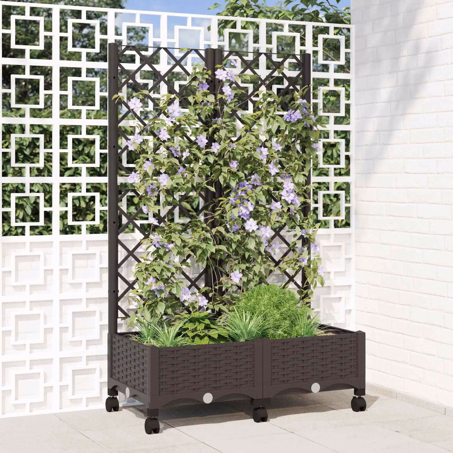 vidaXL Vaso da giardino con grigliato e ruote Marrone in plastica H: 131,5 cm, L: 80 cm, P: 40 cm