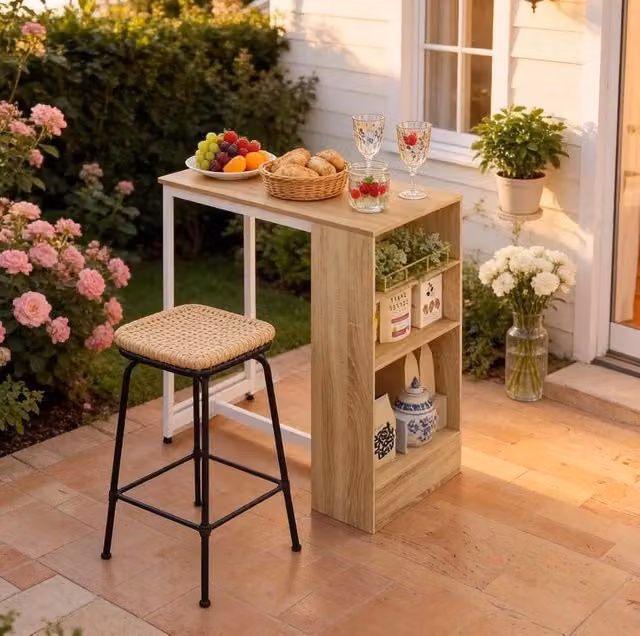 Tavolo bar ULEVR 91x49x91 cm con ripiani per bottiglie e bicchieri, metallo e truciolare bianco effetto rovere chiaro