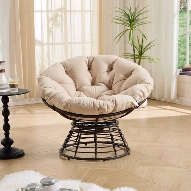 Poltrona Papasan Mivray girevole a 360 gradi in rattan e metallo con cuscino beige e struttura marrone per interno ed esterno in stile boho
