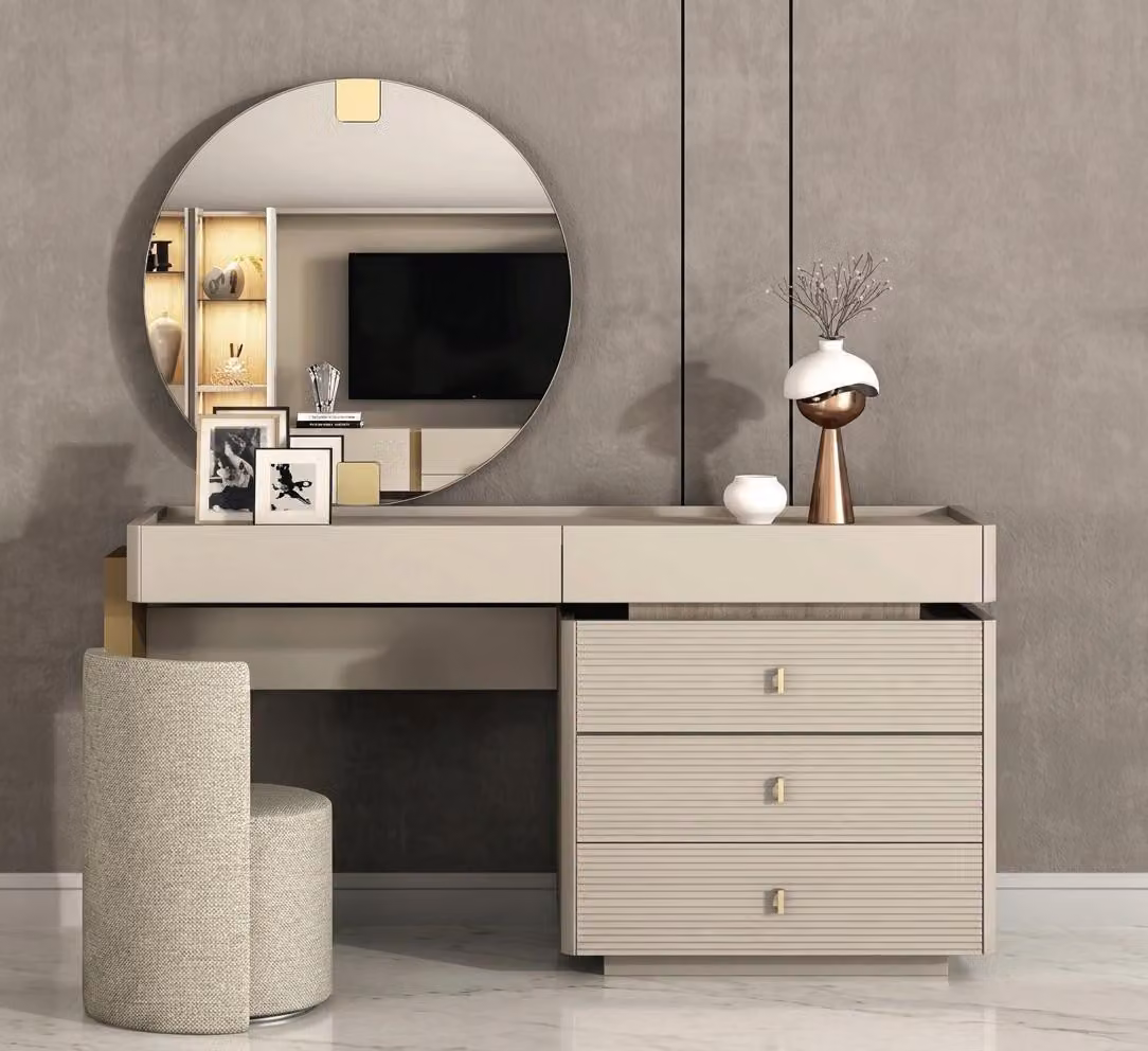Comò moderno beige con sgabello, specchio rotondo, legno, stile lussuoso per la camera da letto