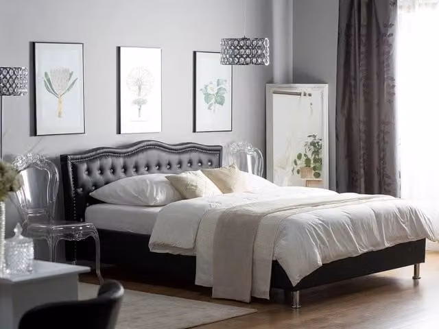 Letto matrimoniale Beliani in ecopelle nera con struttura imbottita e dettagli in cristallo L/P/H: 140 x 200 x 102 cm – 1