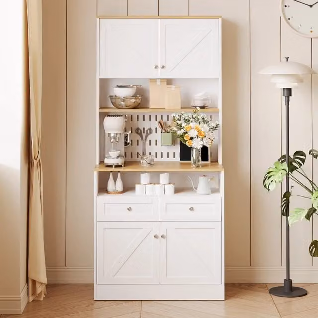 Credenza moderna con ante a granaio, pannello forato, 2 cassetti e ripiani interni in bianco e legno, L 80 cm x P 40 cm x H 175 cm