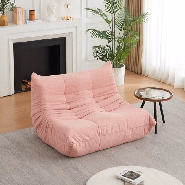 Poltrona da pavimento ULEVR 115 cm in tessuto teddy rosa, imbottitura in schiuma elastica e design con bottoni