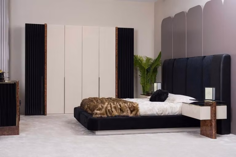 Il set per camera da letto (letto + 2 comodini + armadio) crea un'atmosfera accogliente.