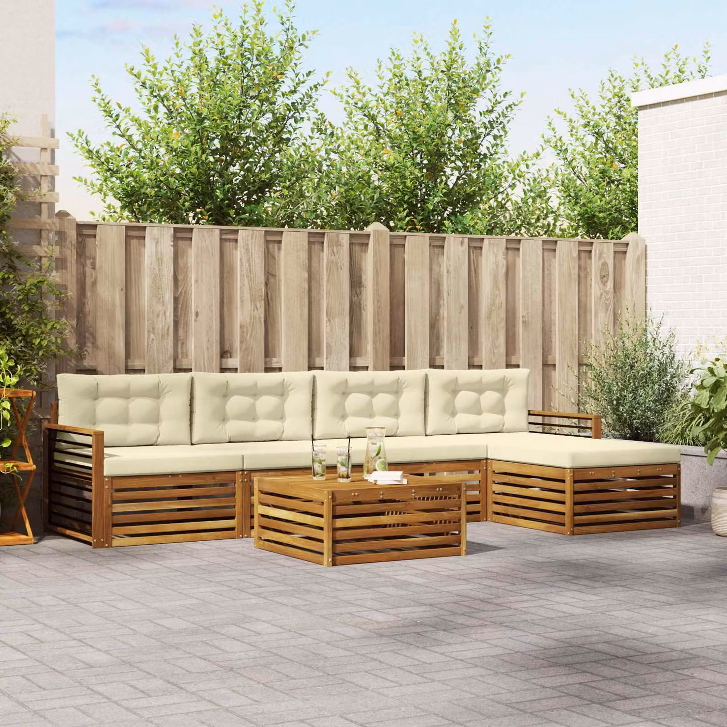 Set di divani da esterno vidaXL in legno di acacia con cuscini, componibile a L, colore beige e bianco, 6 pezzi