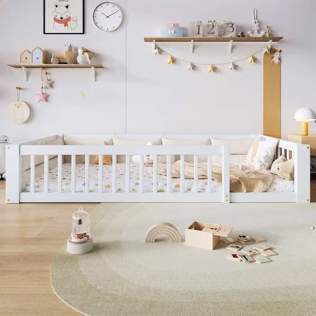 Letto singolo a piattaforma 90 × 200 cm con sponde di protezione e cuscini in legno di pino e MDF bianco