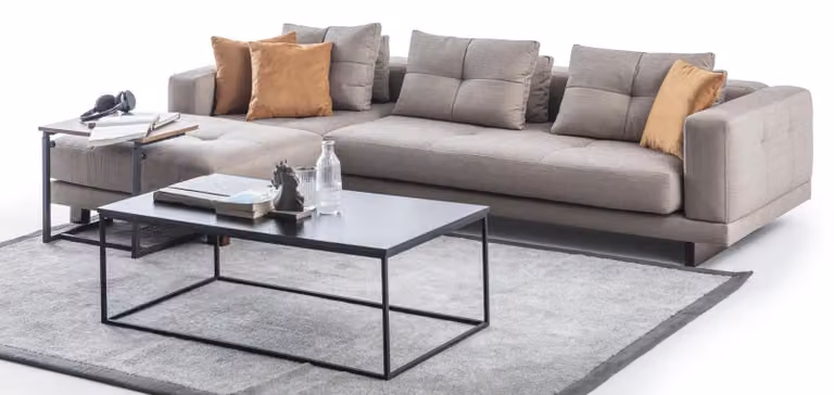 Soggiorno beige Divano di design Tavolino Pouf in tessuto