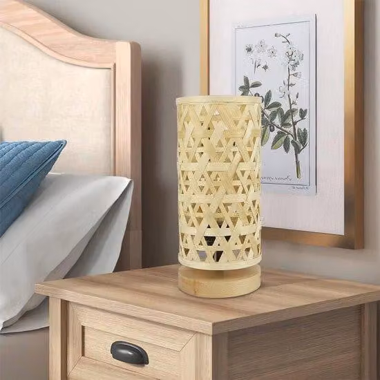 Lampada da tavolo in bambù con luce calda e struttura in legno massello