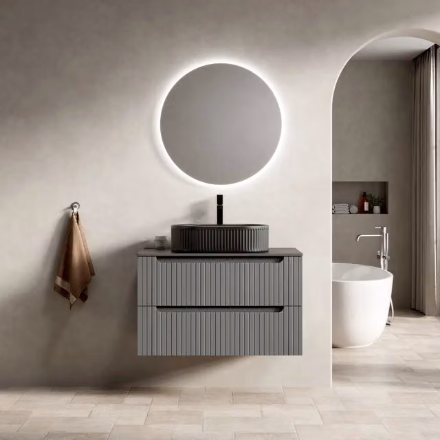 Mobile lavabo sospeso 80 cm, colore grigio scuro, con lavabo ovale nero, piano in pietra sinterizzata nera, mobile in compensato striato con 2 cassetti, preassemblato