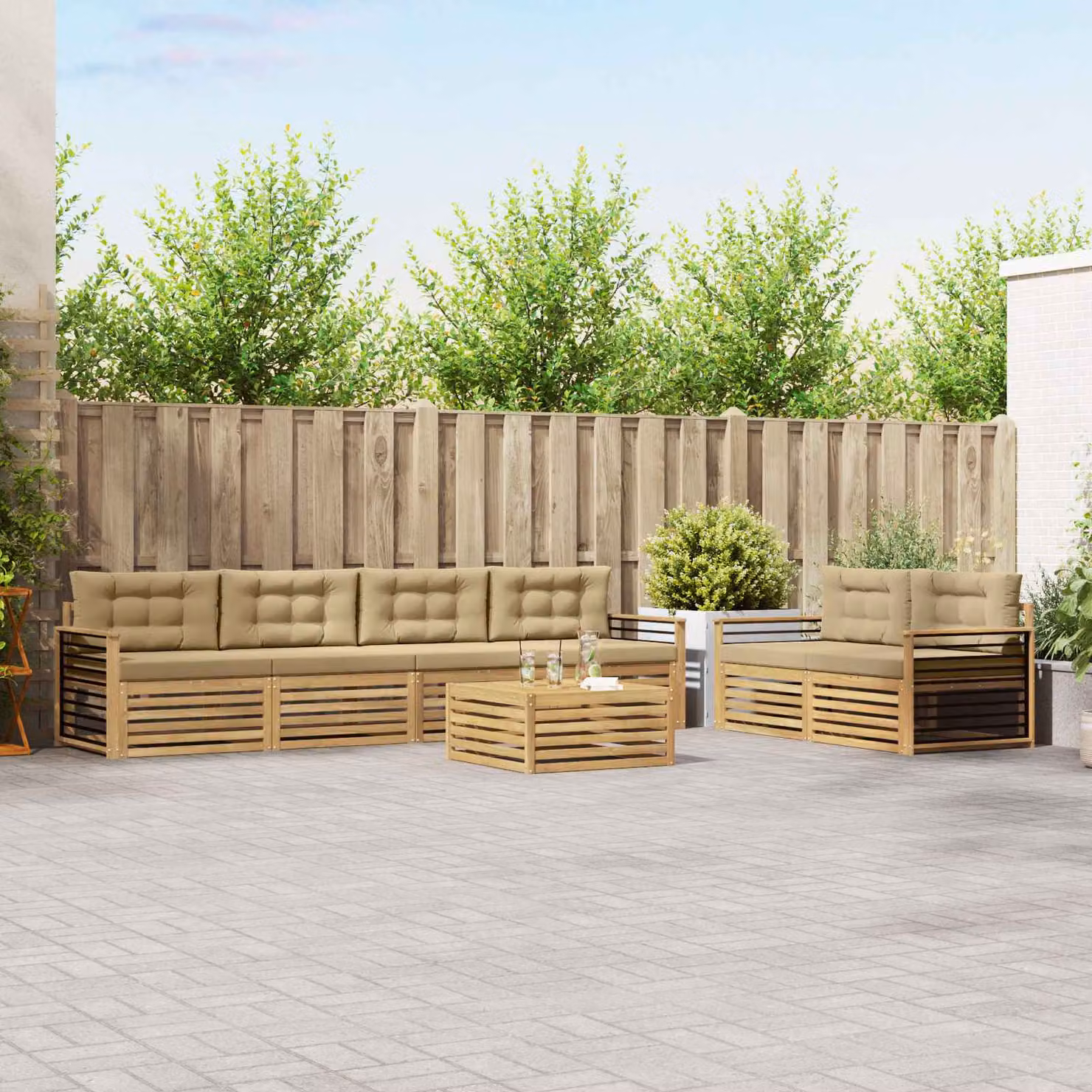 Set di divani da esterno vidaXL a forma di U composto da 7 pezzi con tavolino da caffè, in legno di acacia e tessuto bianco e beige