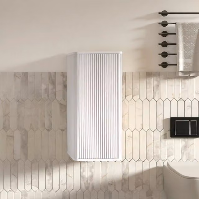 Mobile bagno a muro con ripostiglio, design scanalato, bianco, per piccoli spazi