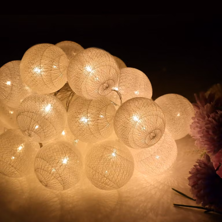 Catena luminosa con 20 palline di cotone, lunghezza 3 metri, luce bianco caldo, tecnologia LED