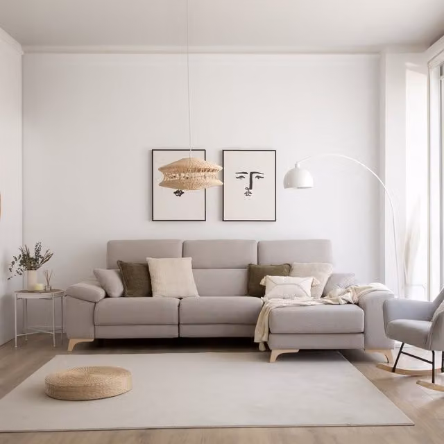 Sofà elettrico Banak Mumbai chaise longue destro a 4 posti in tessuto grigio con ricarica USB e cuscini inclusi