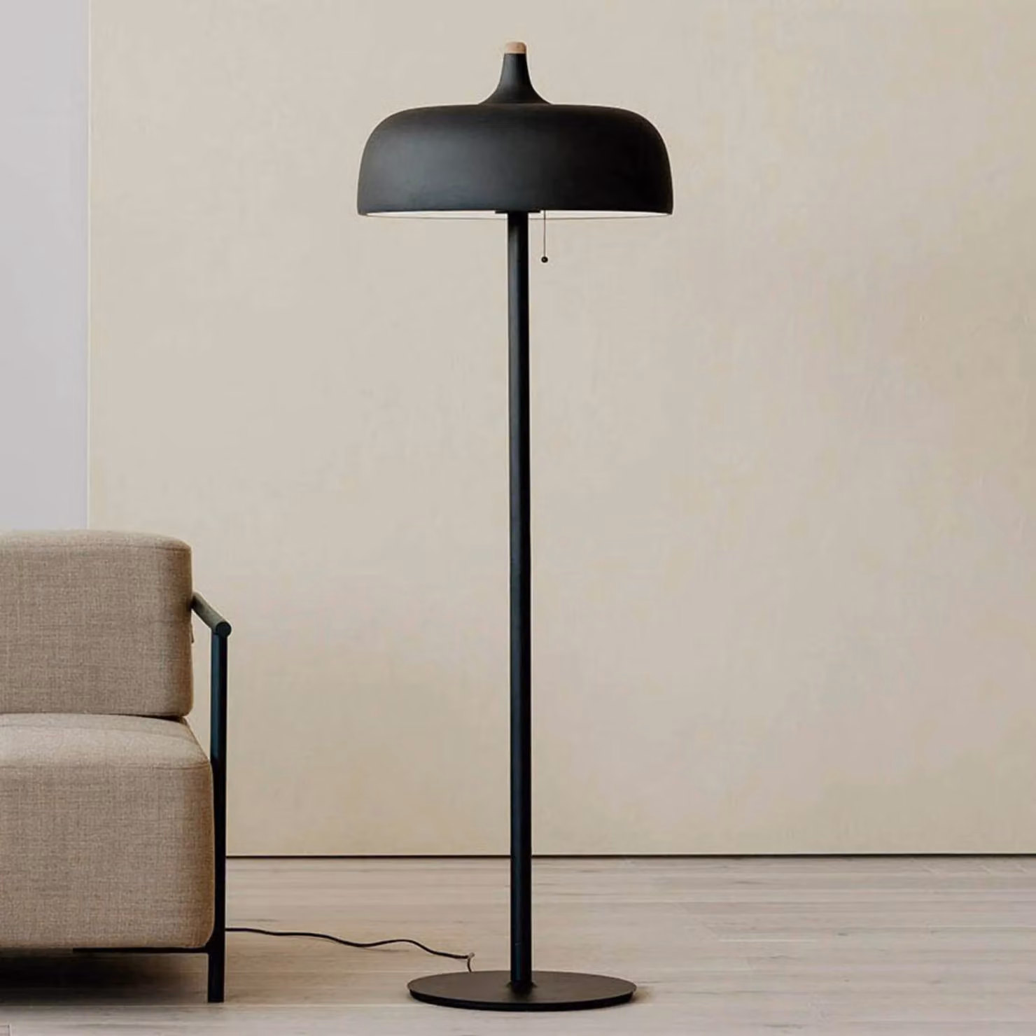Northern Lampada da terra di design Acorn, Nero, Soggiorno / Sala da pranzo, Metallo, Design, Lampada da terra