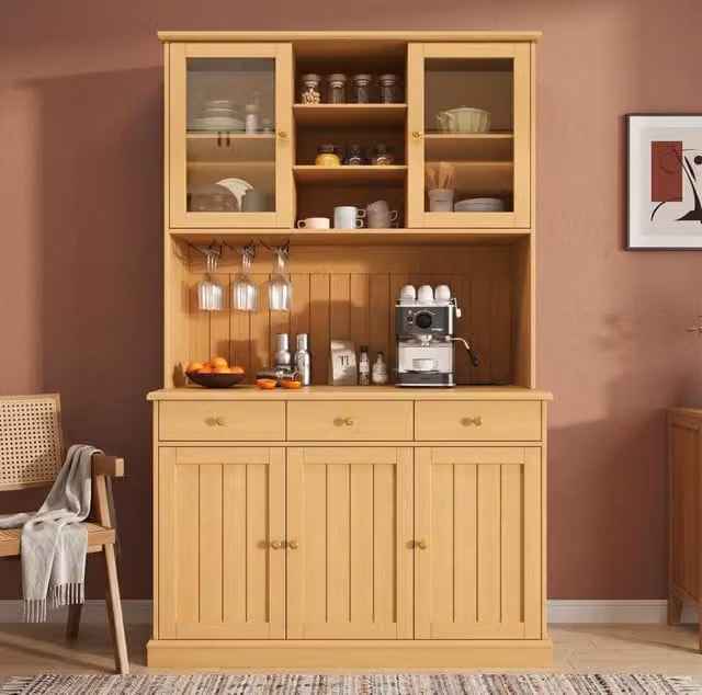 Madia alta ULEVR 120x40x191 cm con ante in vetro, portabicchieri, presa elettrica e porte USB, legno naturale