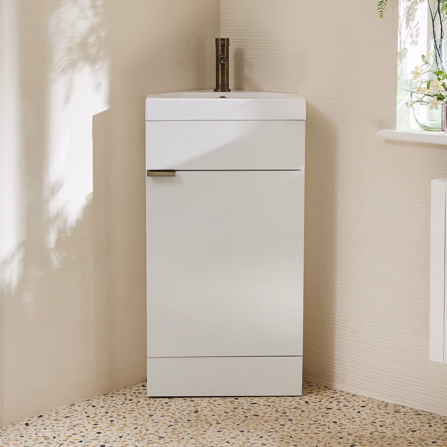 Mobile Bagno a Terra Angolare Bianco da 450mm con Lavabo e Maniglia con Impugnatura a Dito in Ottone Spazzolato - Cluo