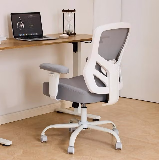 Sedia da ufficio ergonomica moderna in tessuto grigio con braccioli e base multidirezionale