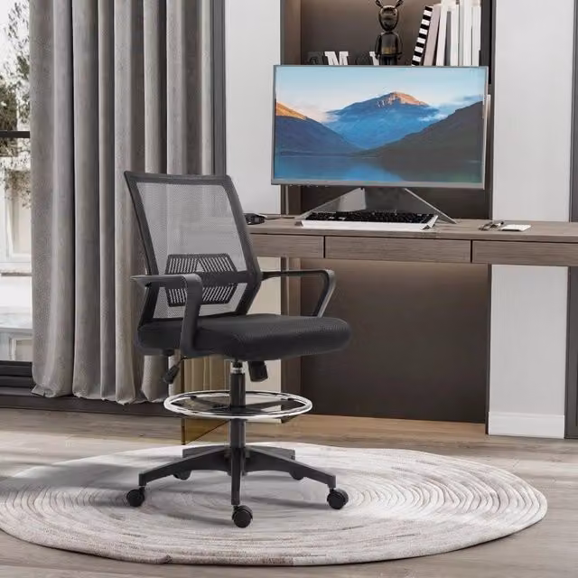 Sedia da ufficio ergonomica nera con poggiapiedi regolabile e schienale in rete