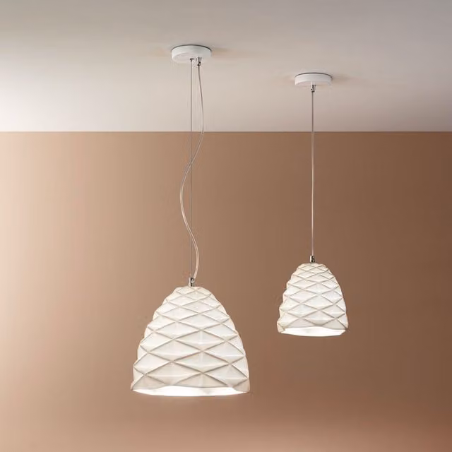 Lampada a sospensione Fabas Duchessa bianca in ceramica e plastica con design moderno a cupola e altezza regolabile