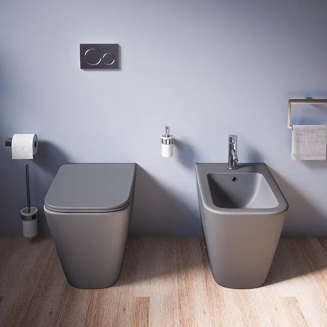 Coppia sanitari in ceramica filomuro vaso rimless, bidet e copri-wc grigio opaco | Kyoto