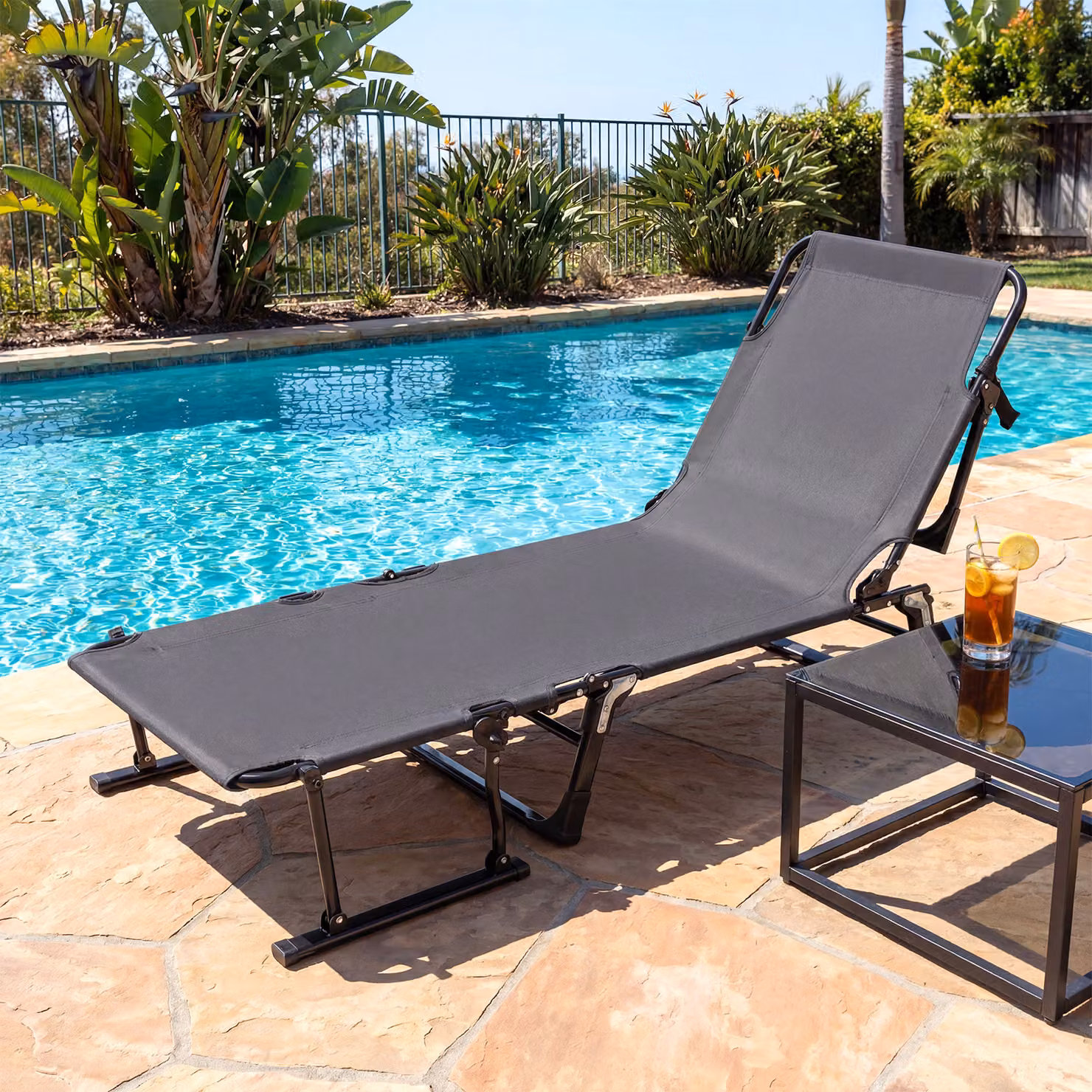 Sedia a sdraio pieghevole Costway con schienale reclinabile in 6 posizioni e poggiatesta ergonomico, letto da esterno con struttura in metallo, L/P/H: 185 x 60,5 x 38 cm