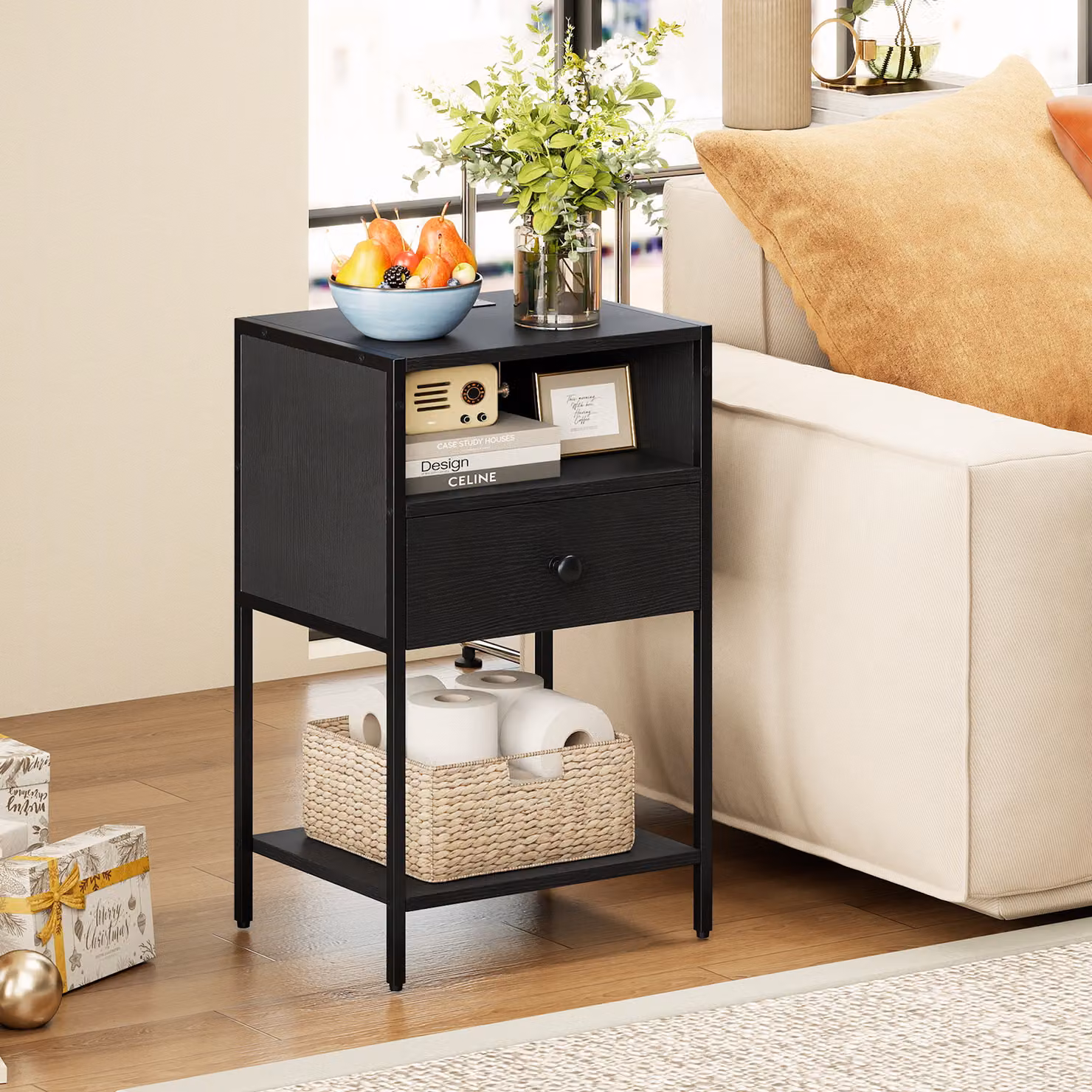 Comodino Costway in stile industriale con stazione di ricarica, scomparto aperto e cassetto, colore nero