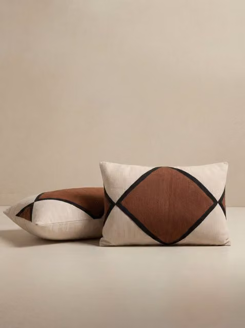 Set di 2 cuscini rettangolari Kenay Home con motivo grafico moderno, colori rosso, nero e marrone, L: 60 cm, P: 40 cm, H: 40 cm