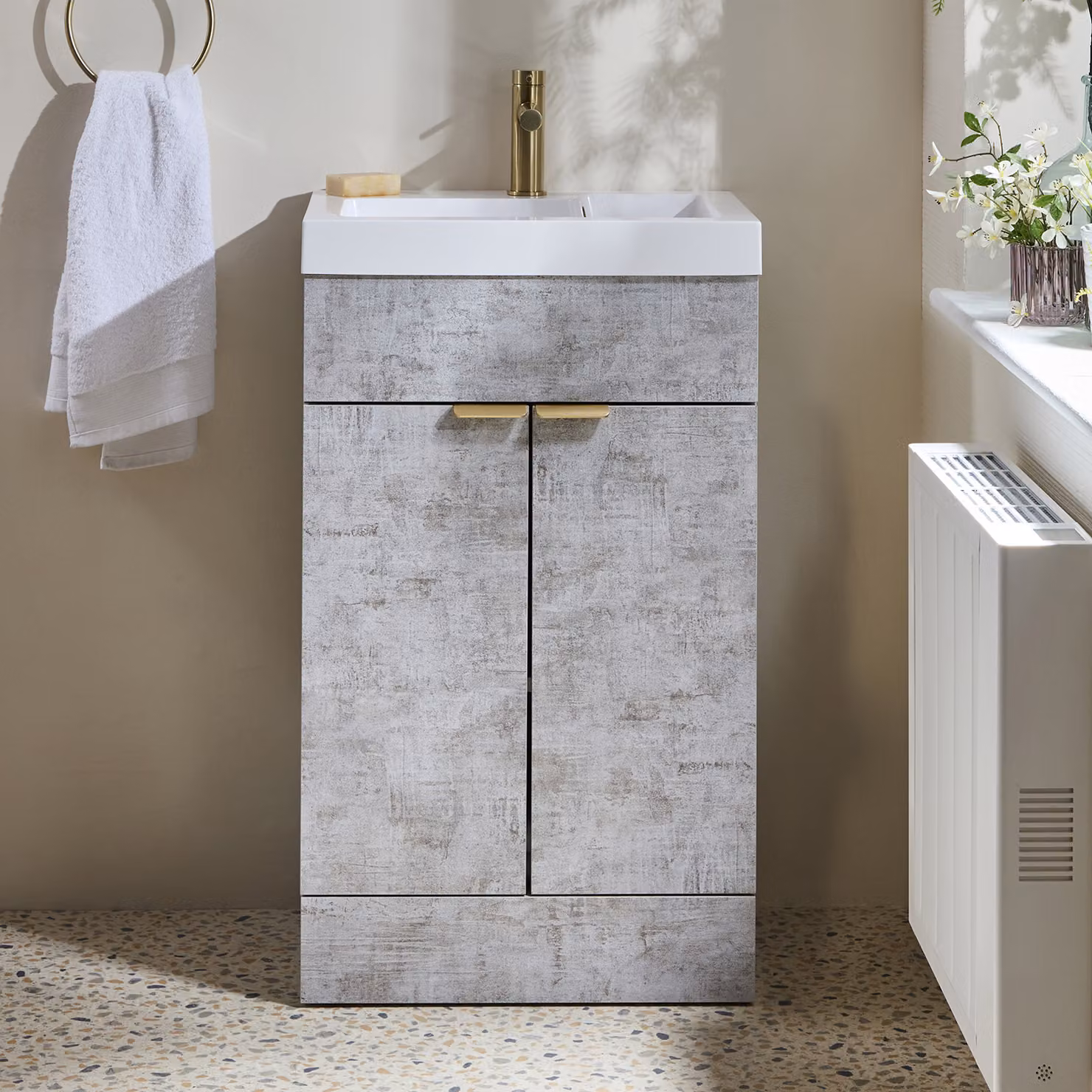Mobile Bagno a Terra Grigio Cemento da 500mm con Lavabo e Maniglie con Impugnatura a Dito in Oro Satinato - Cluo