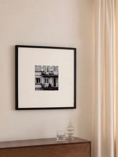Quadro Windows 01 Kenay Home, fotografia di città in bianco e nero su carta, 49,6 x 49,6 cm