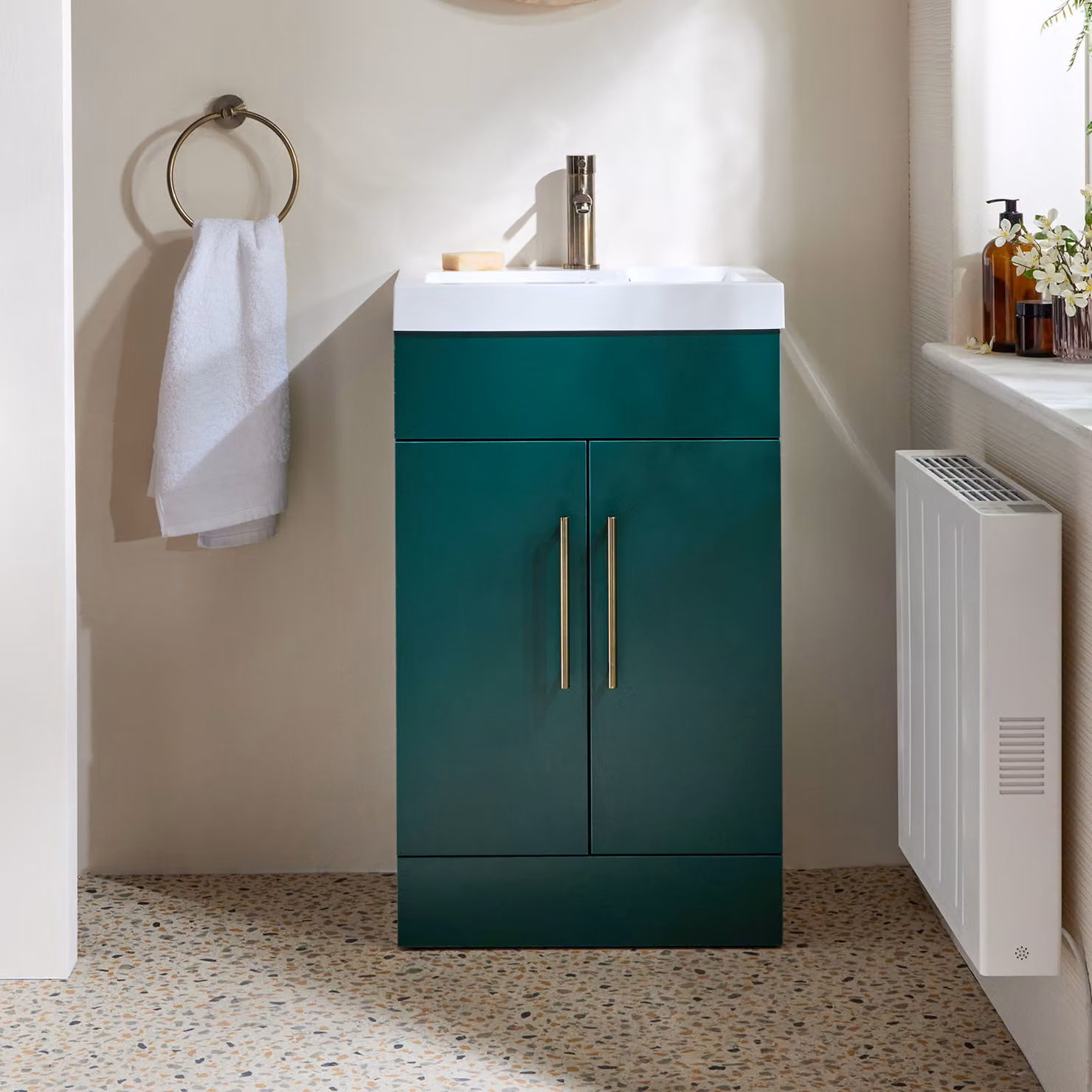 Mobile Bagno a Terra Verde Scuro da 500mm con Lavabo e Maniglie con Barra a T in Ottone Spazzolato - Cluo